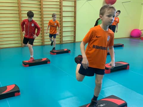 ДЕНЬ ЗА ДНЕМ. ЧЕТВЕРГ: STEP BY STEP!