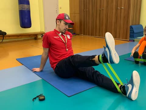 ДЕНЬ ЗА ДНЕМ. ЧЕТВЕРГ: ЗДЕСЬ И КООРДИНАЦИОННАЯ ЛЕСТНИЦА, И СТЕП-ДОСКА, И РЕЗИНКА ДЛЯ ФИТНЕСА, И, РАЗУМЕЕТСЯ, МУЗЫКАЛЬНЫЙ ДРАЙВ!