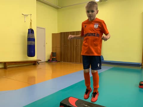 ДЕНЬ ЗА ДНЕМ. ЧЕТВЕРГ: ЗДЕСЬ И КООРДИНАЦИОННАЯ ЛЕСТНИЦА, И СТЕП-ДОСКА, И РЕЗИНКА ДЛЯ ФИТНЕСА, И, РАЗУМЕЕТСЯ, МУЗЫКАЛЬНЫЙ ДРАЙВ!