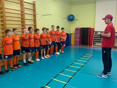 ДЕНЬ ЗА ДНЕМ. ЧЕТВЕРГ: ЗДЕСЬ И КООРДИНАЦИОННАЯ ЛЕСТНИЦА, И СТЕП-ДОСКА, И РЕЗИНКА ДЛЯ ФИТНЕСА, И, РАЗУМЕЕТСЯ, МУЗЫКАЛЬНЫЙ ДРАЙВ!