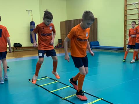 ДЕНЬ ЗА ДНЕМ. ЧЕТВЕРГ: ЗДЕСЬ И КООРДИНАЦИОННАЯ ЛЕСТНИЦА, И СТЕП-ДОСКА, И РЕЗИНКА ДЛЯ ФИТНЕСА, И, РАЗУМЕЕТСЯ, МУЗЫКАЛЬНЫЙ ДРАЙВ!